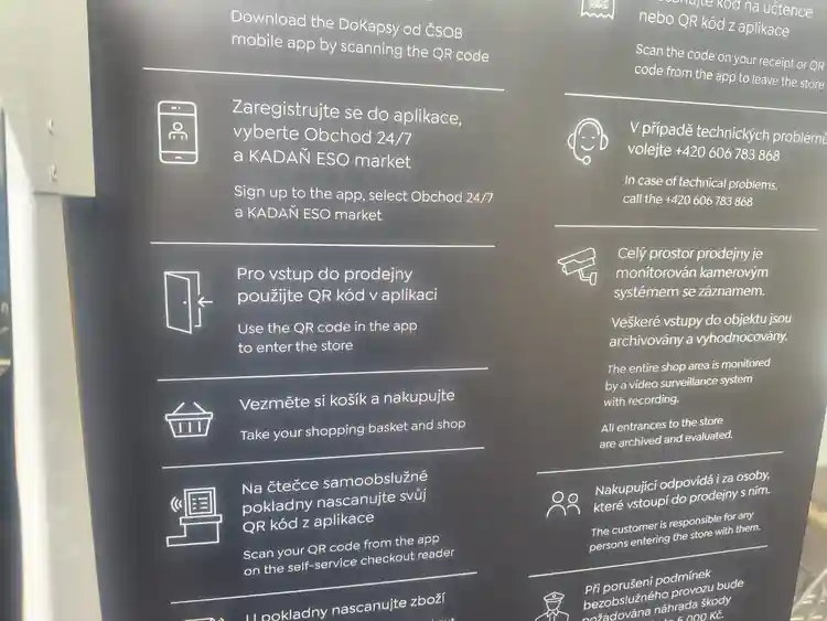 Návod u prodejny ESO market na Rafandě popisující registraci, vstup přes QR kód, nákup a odchod
