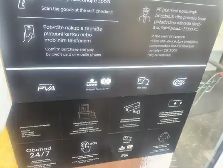 Informační panel samoobslužné prodejny s pravidly platby, kamerového dohledu a technické podpory