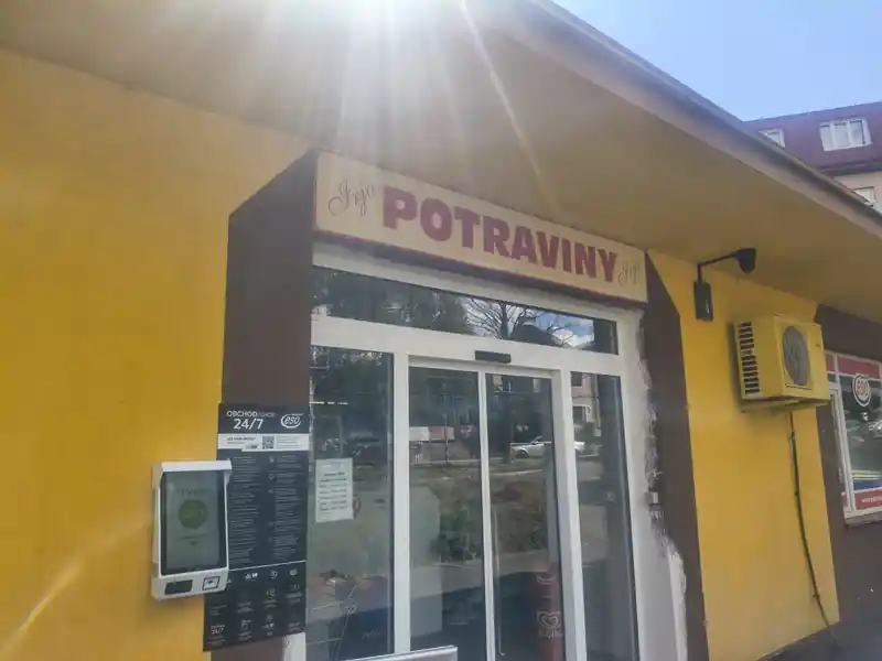 Vstup do prodejny Potraviny Irja a ESO market na Rafandě v Kadani s označením Obchod 24/7