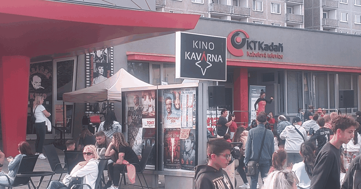 Ozvěny pohádkového festivalu oživily okolí Kina Hvězda. Děti se bavily, pomáhalo se Zdenečkovi a na závěr zahrál Cellar Band